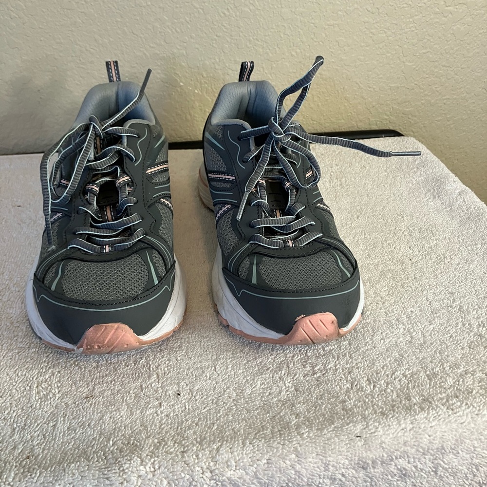 Dr Ssholls gray,white, and pink sneakers in excellent condition. Size 8.